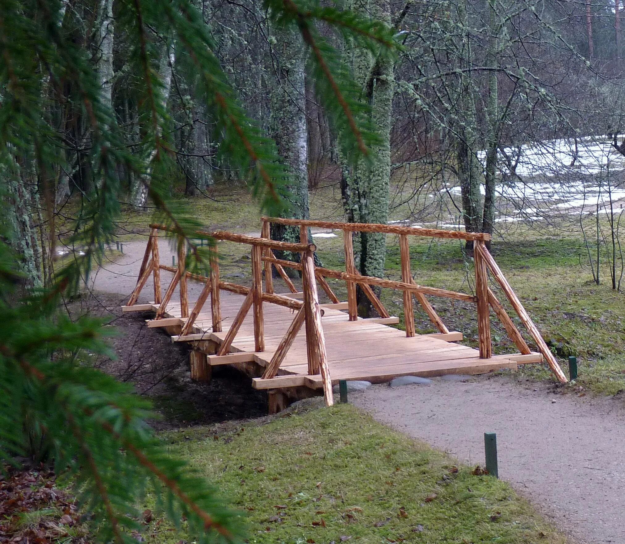 Построить деревянный мост. Мостик через ручей Нижний парк Липецк. Мостик через канаву. Деревянный мостик через канаву. Мостик через канаву на даче.