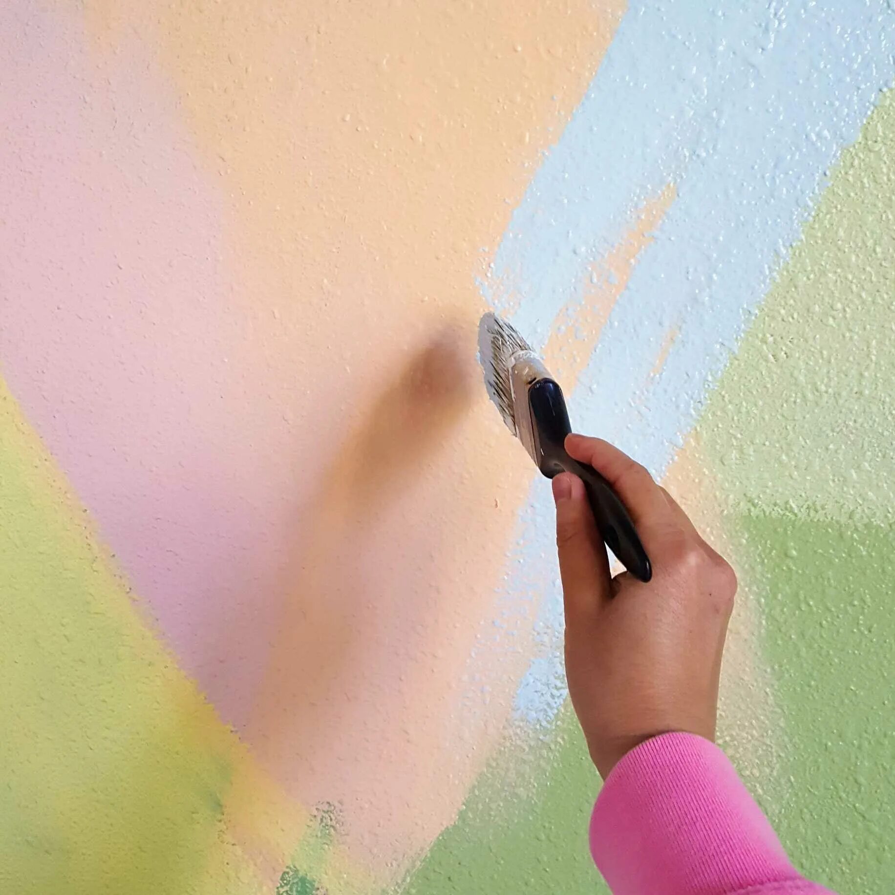 Краска для стен. Покраска стен. Водоэмульсионная краска для стен. Крашенные стены. Краски под обои цвета