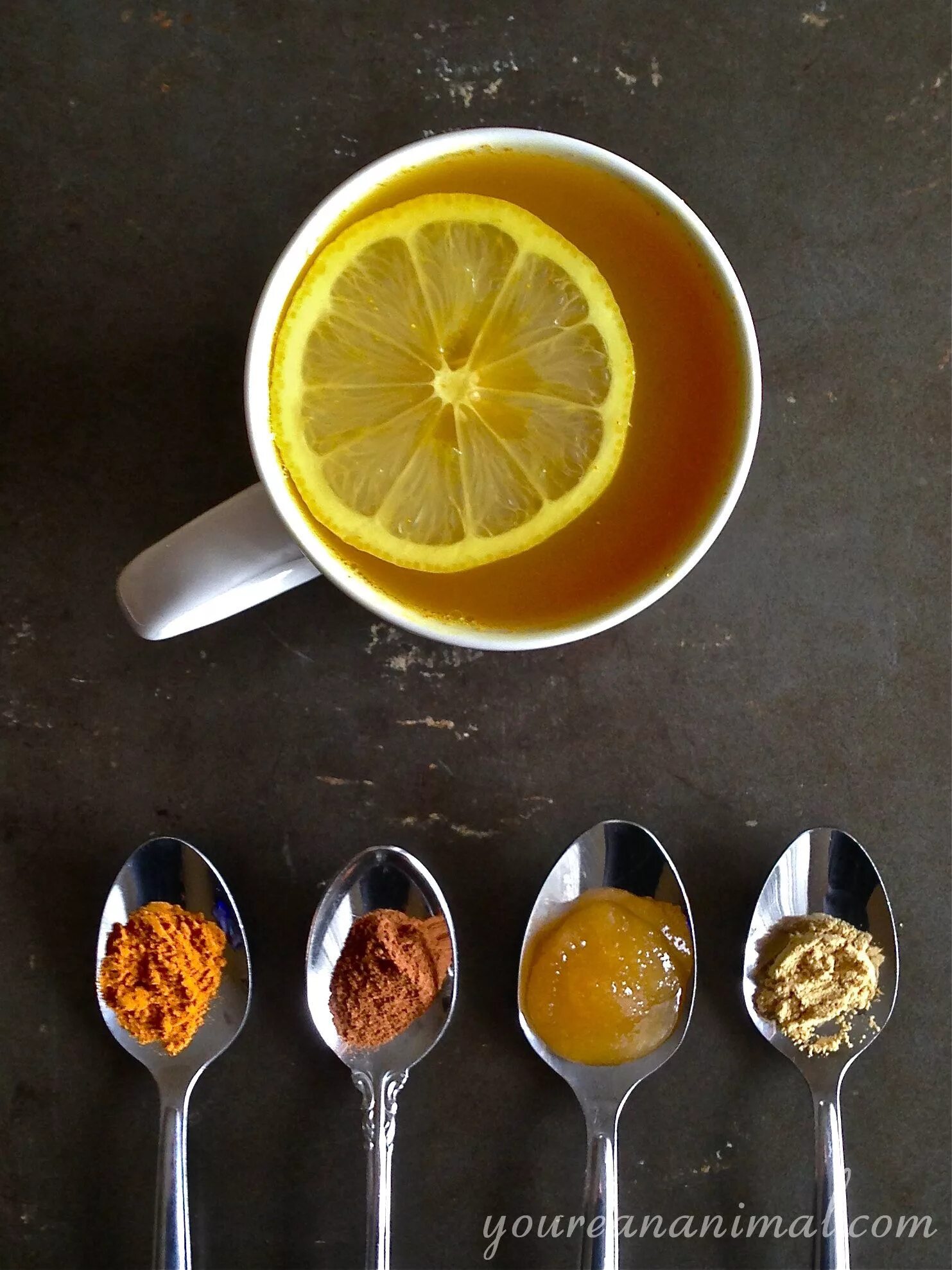 Кофе с лимоном. Чашка с лимоном. Напиток от простуды куркума имбирь. Чай с лимоном и медом для похудения. Кофе лимон и вода