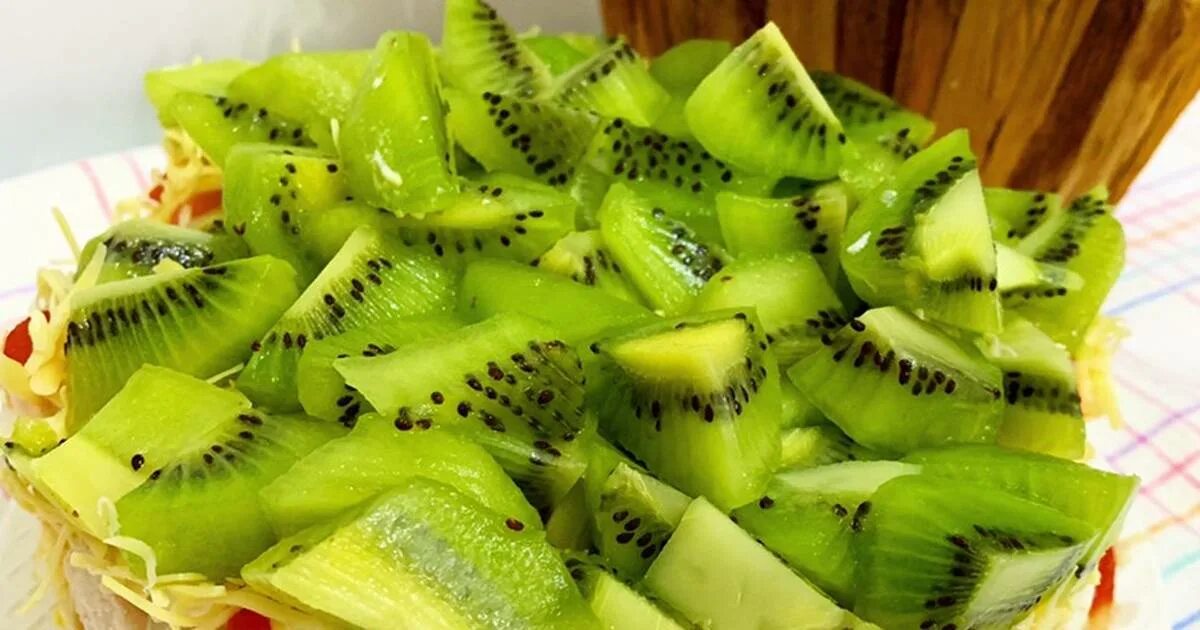 Салаты с киви фото. Салат с киви изумрудный. изумрудный салат с киви и курицей. салат изумрудная россыпь. салат изумруд с киви.