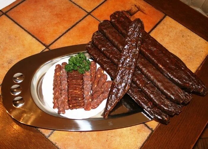 Суджух по армянски. Армянская бастурма и суджух. бастурма суджук. суджук армянский говядина. бастурма и суджук армянская.