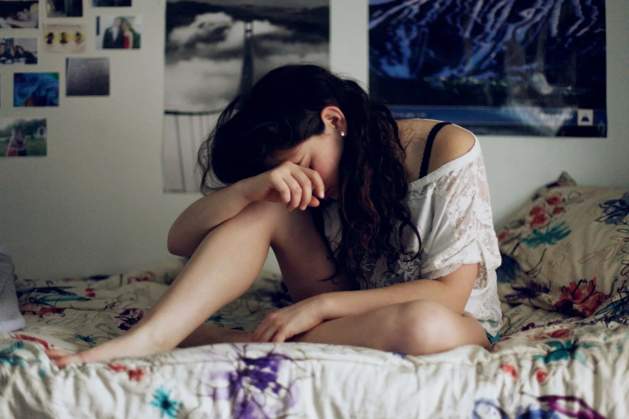 девушка плачет в подушку. девочка лежит и плачет. девушка плачет в подушку. скучающая девушка. девушка плачет на кровати.