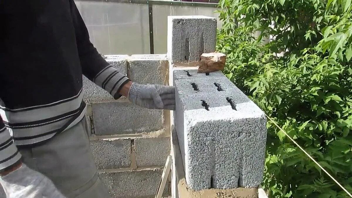 Кладка стен из пеноблоков. Керамзитобетонные блоки термокомфорт. Кладка керамзитобетонных блоков. Укладка блоков. Кладка скц блоков.