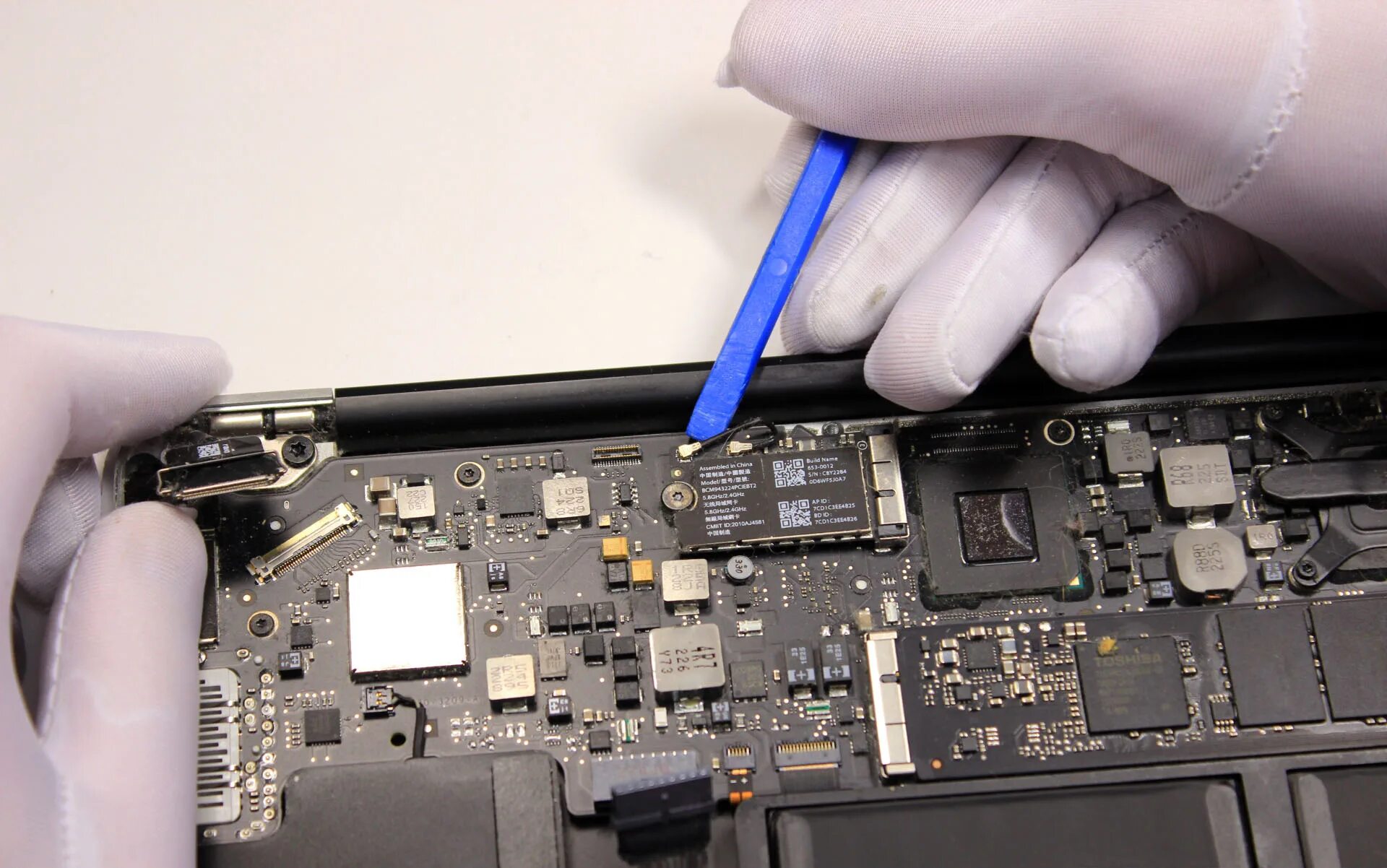 Ремонт wifi модуля. Wifi модуль tv q80t. Вай фай модуль айфон 4. Контроллер заряда macbook air. Acer aspire 3 571 wifi модуль.