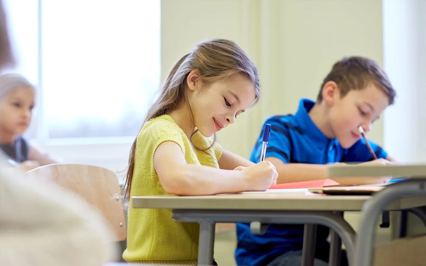 During school. За одной партой в школе. Дети на экзамене. Подростки учеба. Экзамены для дошкольников.