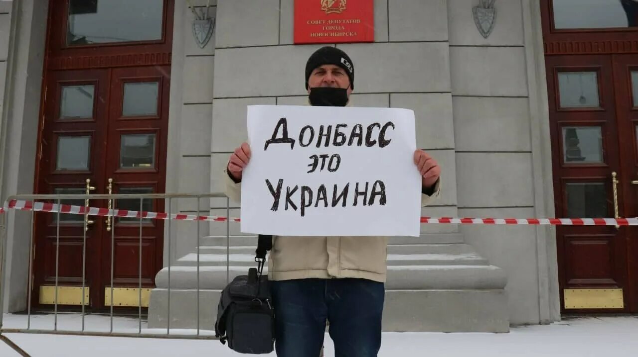 Кто выступает против войны. Одиночный пикет в Украине. Украинцы с плакатами. Люди с плакатами нет войне. Украинцы пикет против России.