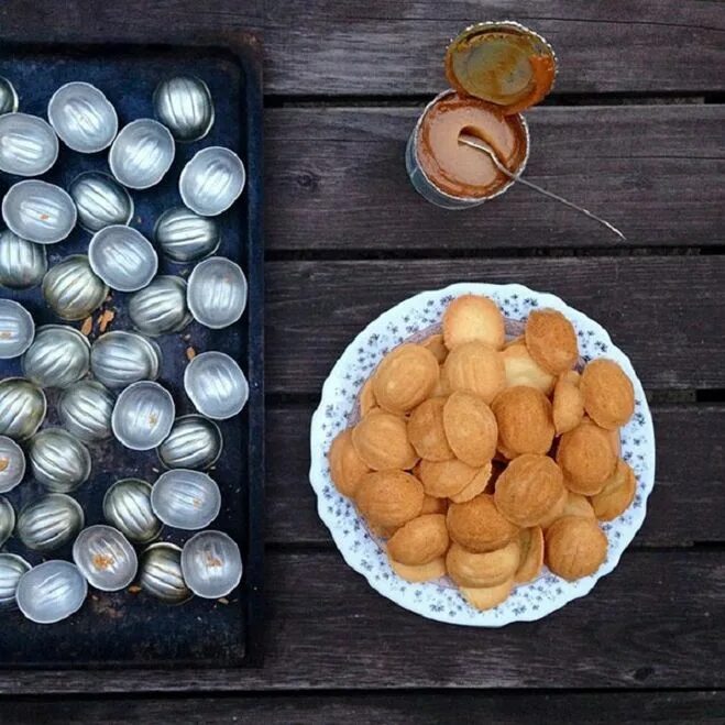 орешки со сгущенкой. как сделать орешки без сгущенки. рецепт орешков со сгущенкой в советской орешнице. орешки и трубочки со сгущенкой. орешки со сгущенкой на праздничный стол.