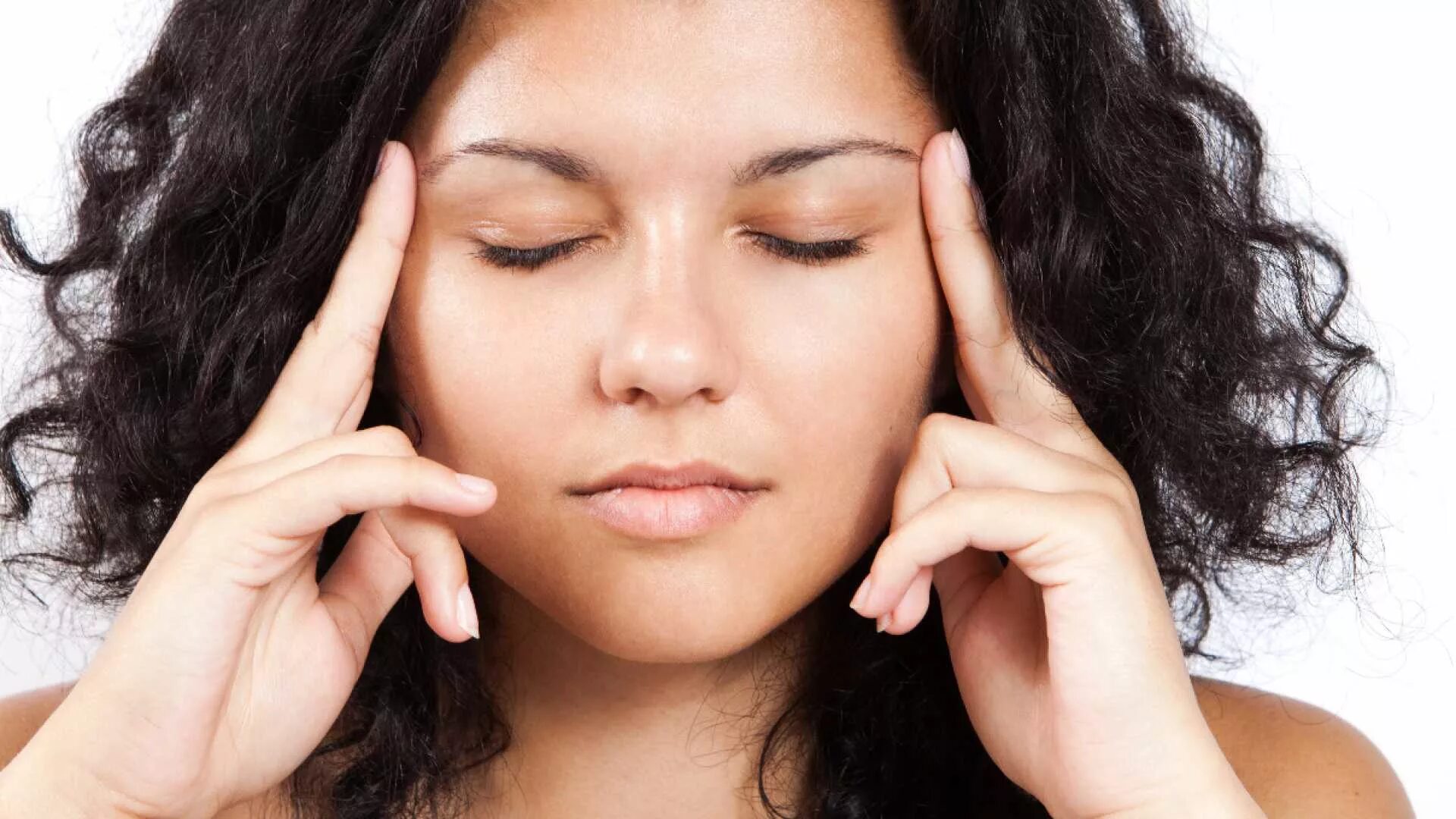 Угрюмая женщина. Сосредоточенный человек. Сосредоточенное лицо. Внимательность человека. Эмоция сосредоточенность.