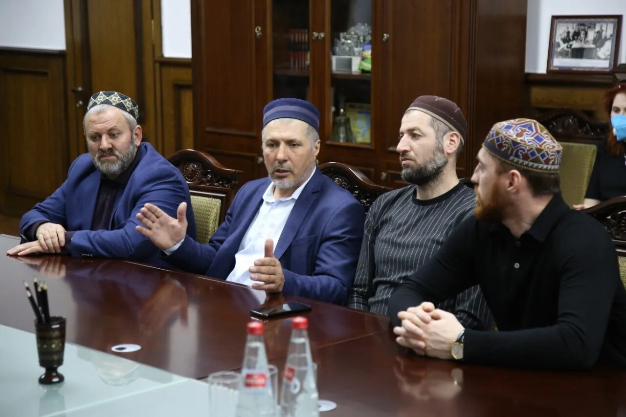 Дербент имам айсамутдин. Дербент имам айсамутдин. Имам дербента. Имам мечети в дербенте. Имамы дербента.