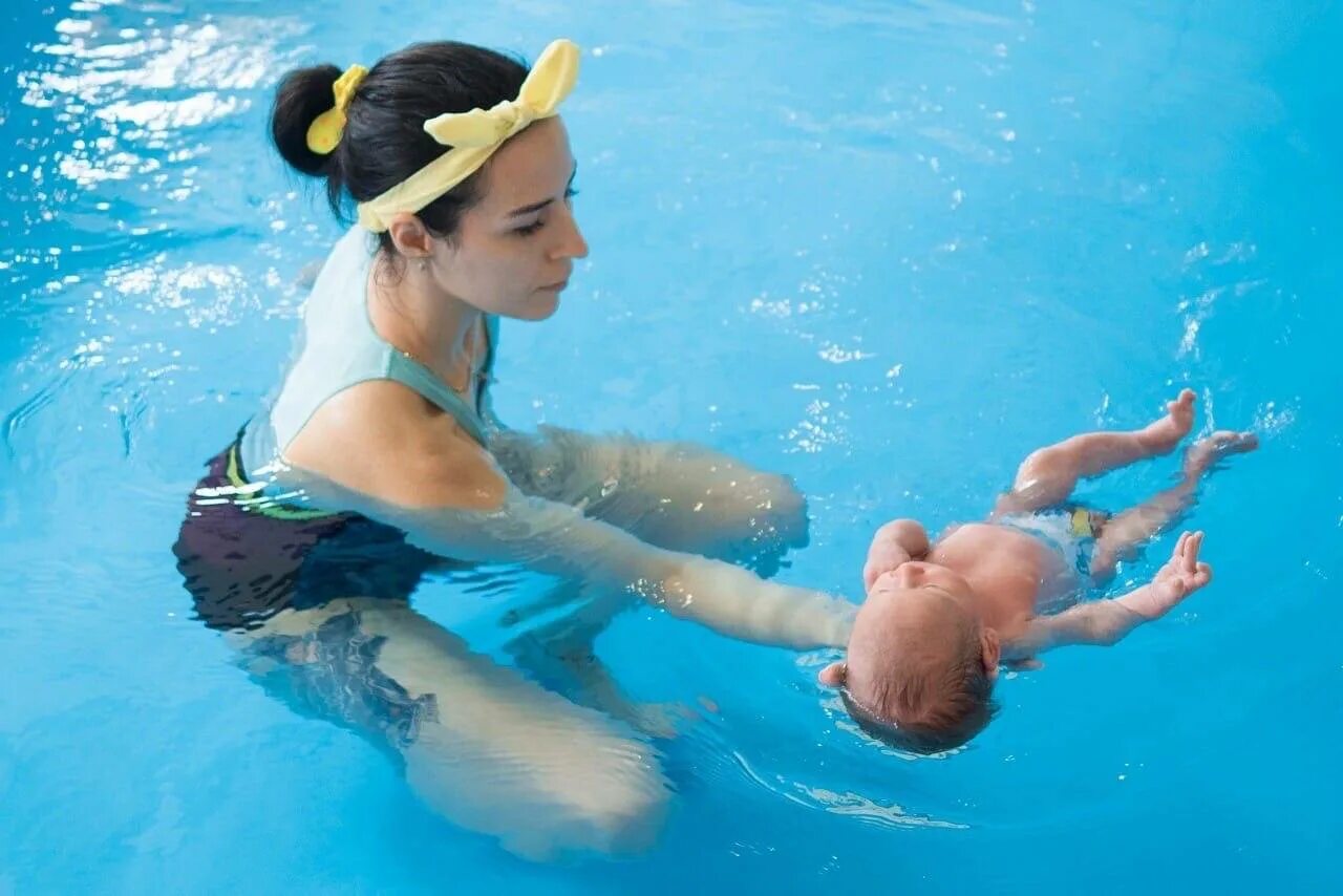 Плавания детей видео. Плавание для грудничков. Плавание грудничков в бассейне. Бассейн для грудничкового плавания.