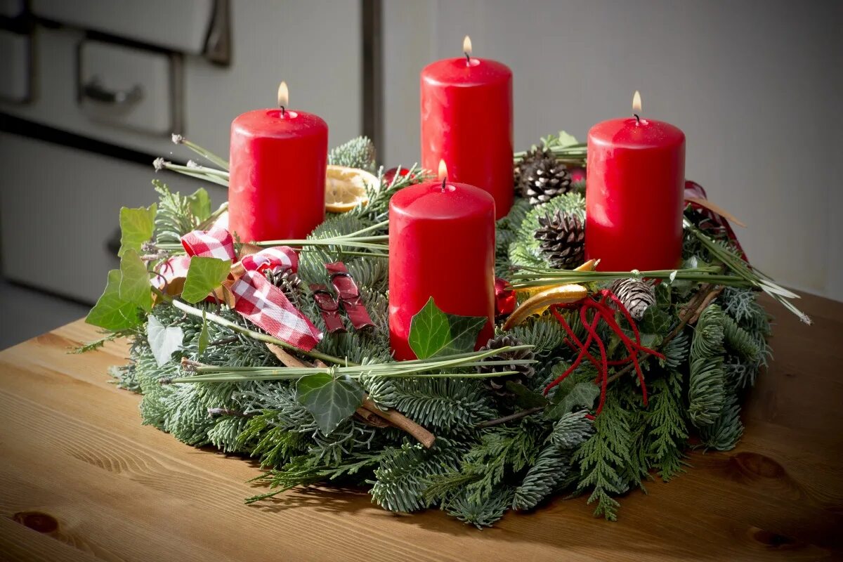 Новогодние композиции фото. Рождественский венок адвент. Advent Wreath (Рождественский венок. Рождественский венок со свечами. Новогодняя свеча.