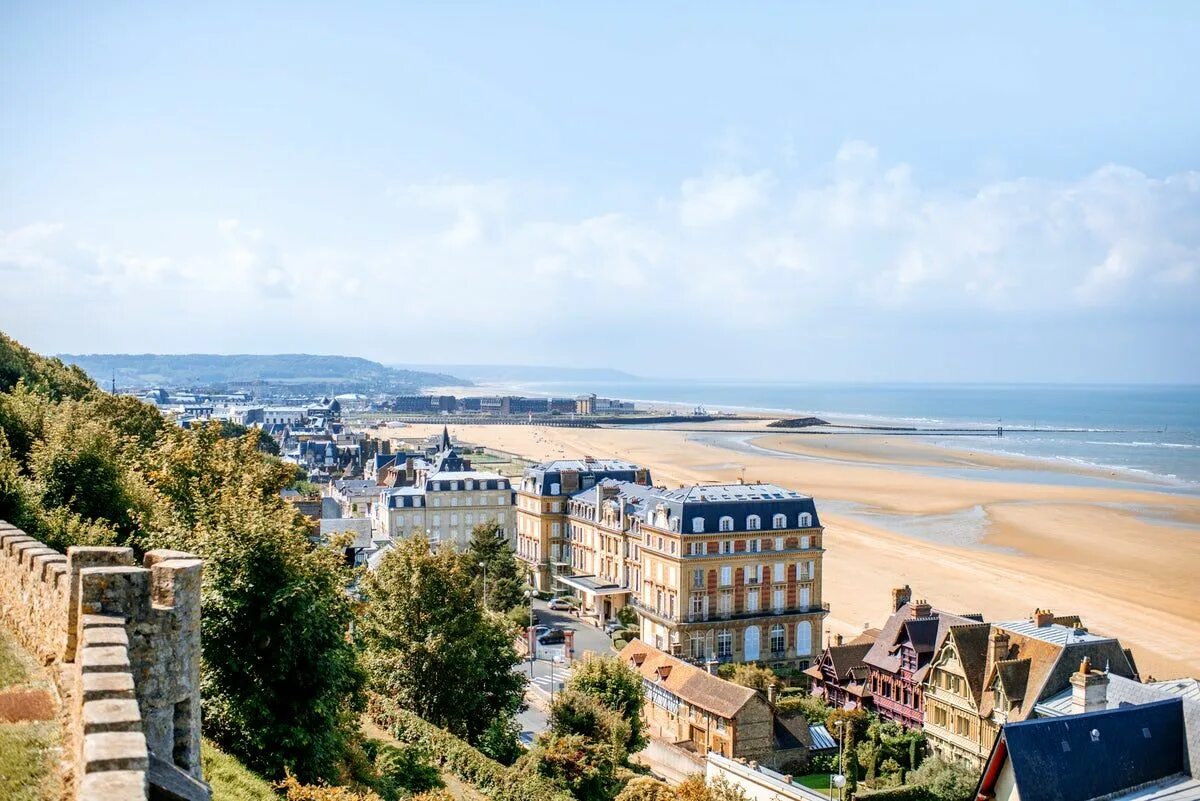 Trouville sur mer in Normandy France. Исиньи-сюр-мер Нормандия. Трувиль пляж. Довиль и Трувиль Нормандия.