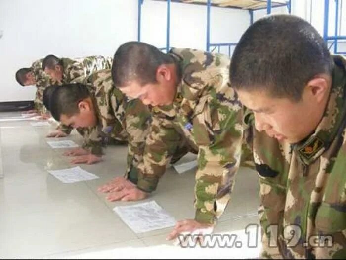 Отжимания в армии. Казарма китайской армии. Армия Китая казармы.