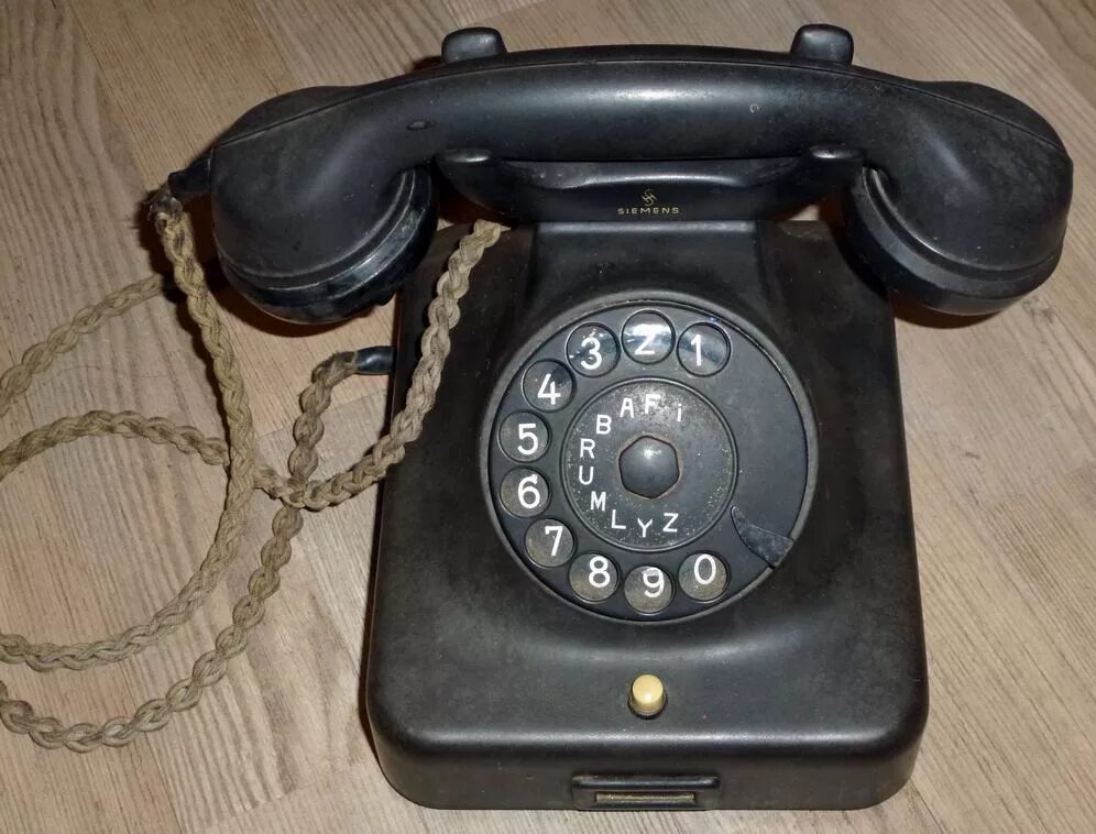 Сотовый телефон германии. Дисковый телефон Siemens 1937 г.. Телефонный аппарат Сименс 1990г. Дисковый телефон Siemens model 611. Дисковый немецкий телефон Siemens.