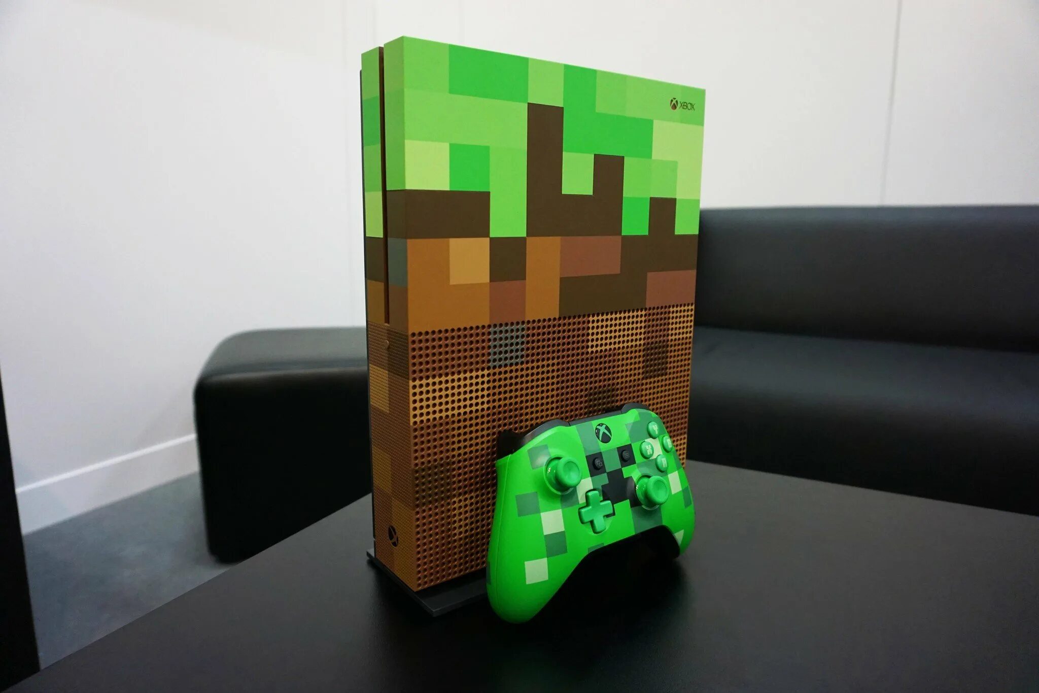 Версия майнкрафта икс бокс. Xbox one s Limited Edition. Xbox one s Minecraft Limited Edition. Майнкрафт Xbox one Edition. Xbox Series s Minecraft Edition.