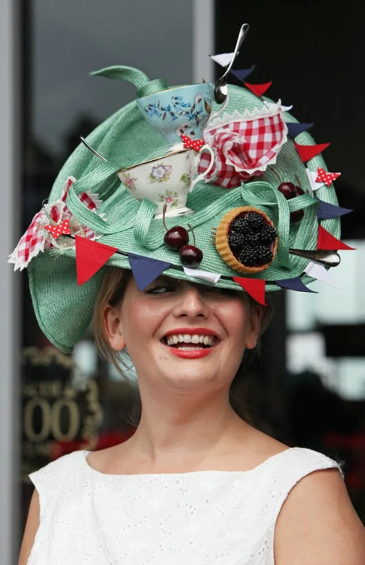 Конкурс смешных шляп. Royal ascot hats. silly hats at royal ascot. шляпка royal ascot для мальчиков. экстравагантные шляпки.