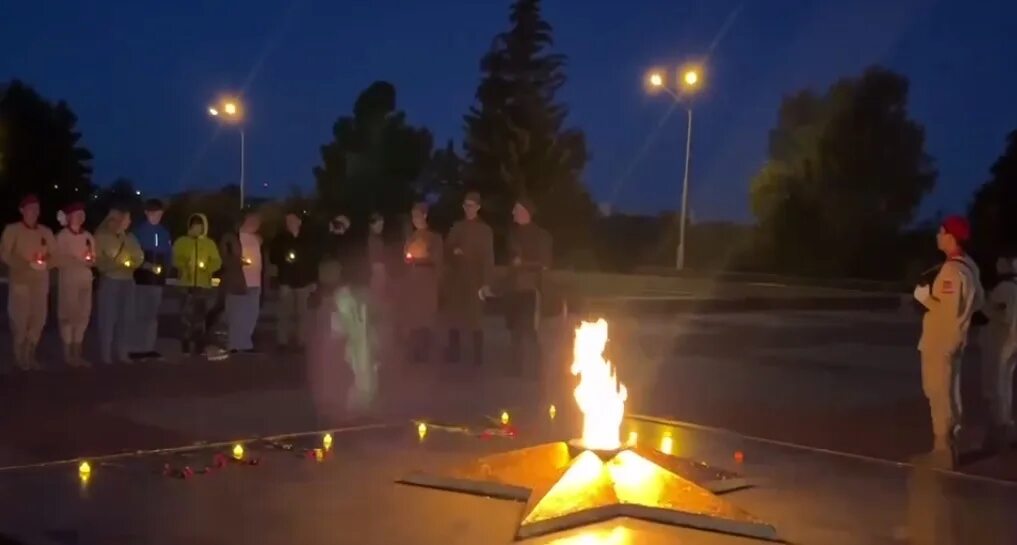 День памяти и скорби 22 июня флешмоб. Флешмоб свеча памяти. 22 июня день памяти и скорби. Свеча памяти монумент новосибирск. Свеча памяти.