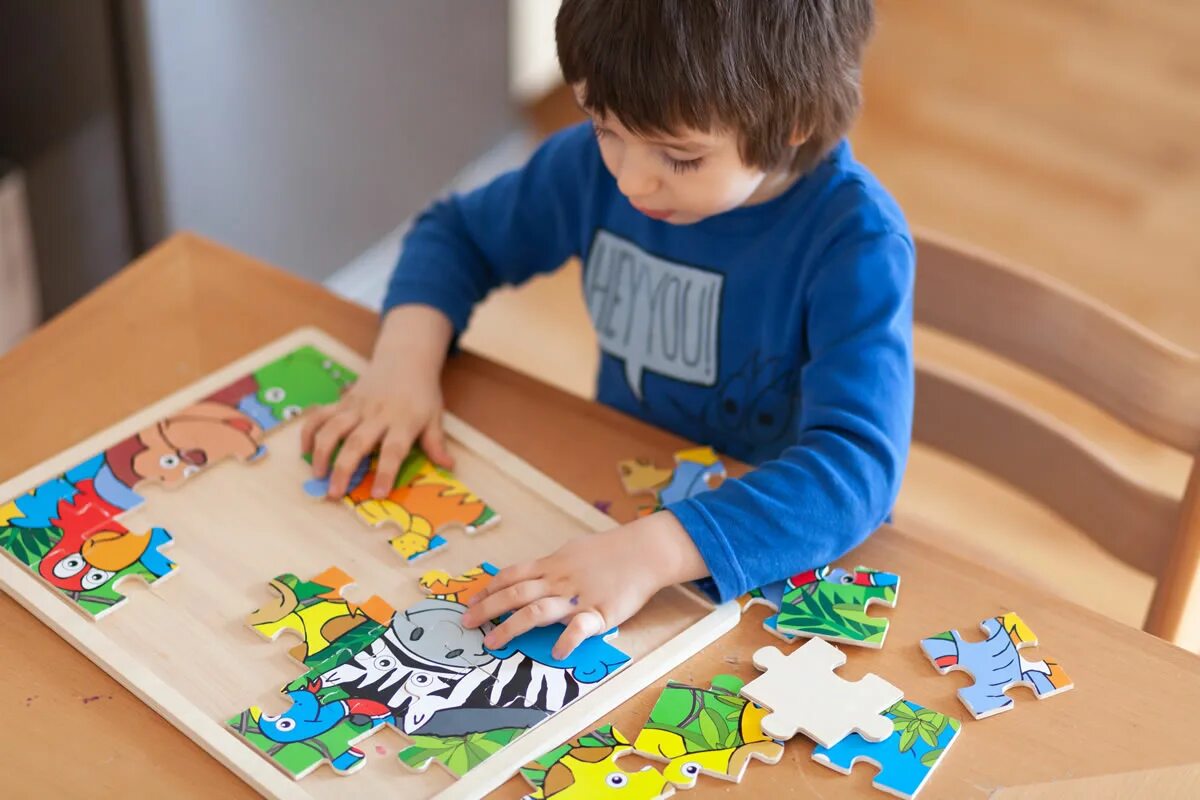 Мобильная игра пазл. Детские руки собирают пазл. Puzzle donesoreres for kids приложение игра. Мальчик собирает пазлы. Человек собирает паззл.