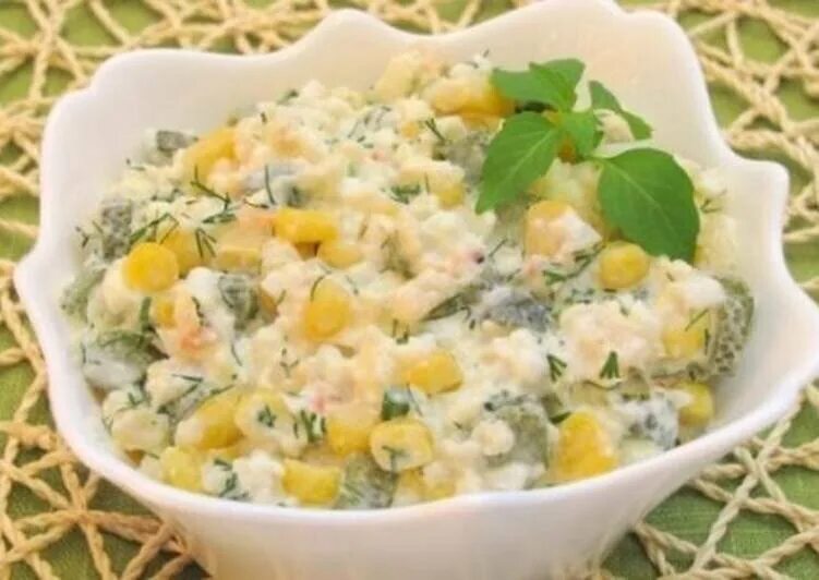 Салат с мясом криля и кукурузой. Салат с мясом криля и яйцом. Салат с крилем. Салат с мясом криля. Салат из мяса криля.