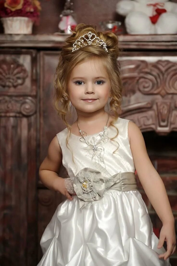 анастасия князева 2022. детские прически с ободком. прическа с короной для девочки. детские прически с диадемой. детские прически с короной на утренник.