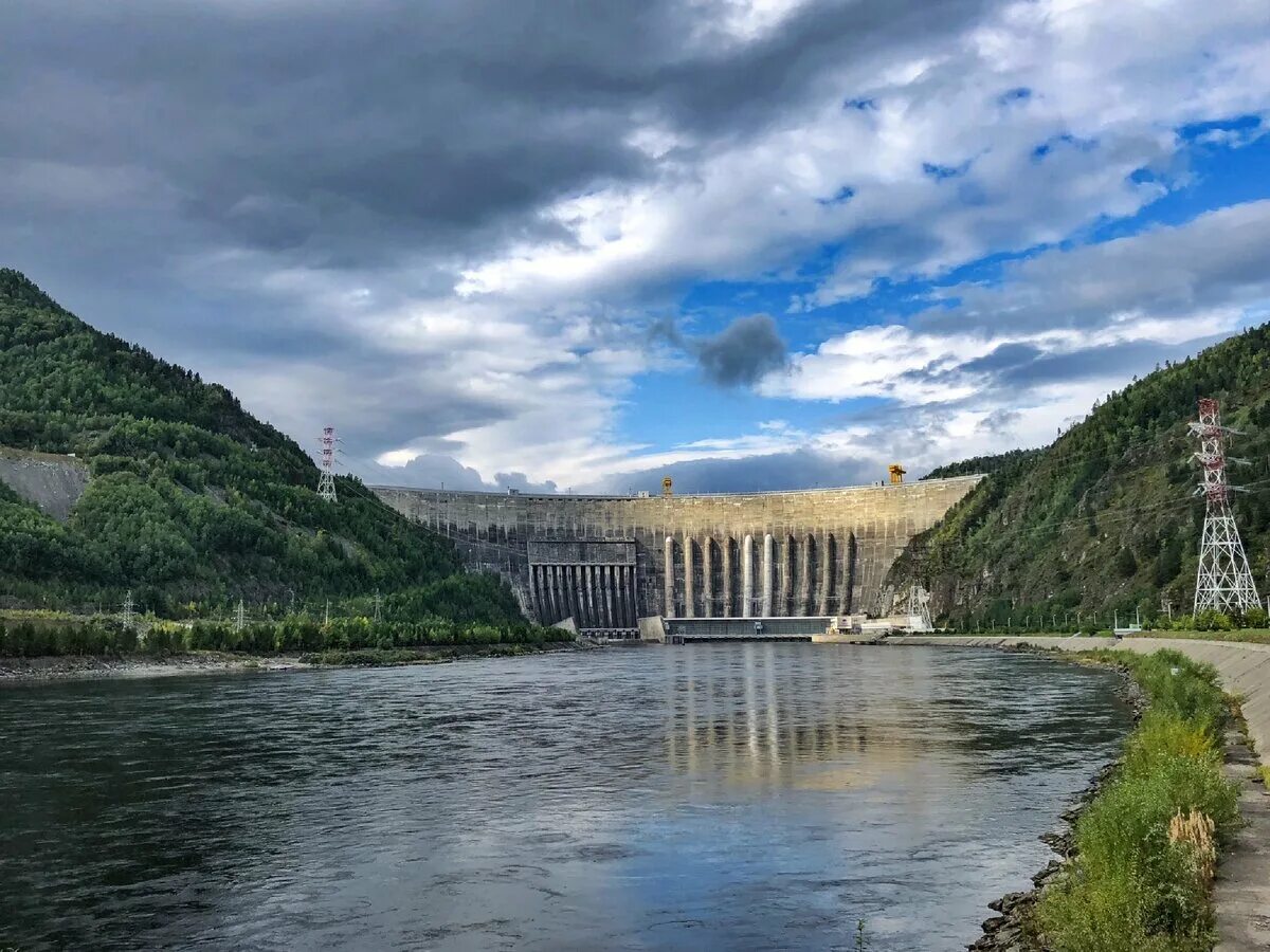 На какой реке крупнейшая гэс. Саяно-Шушенская ГЭС Хакасия. Плотина Саяно-Шушенской ГЭС. Гидроэлектростанция Саяно Шушенская. СШГЭС Хакасия.