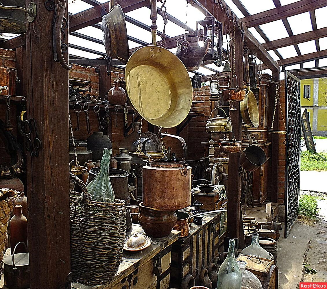 Домашняя утварь. Лагич медная посуда. Старинная домашняя утварь. Медная кухонная утварь. Старинная утварь.