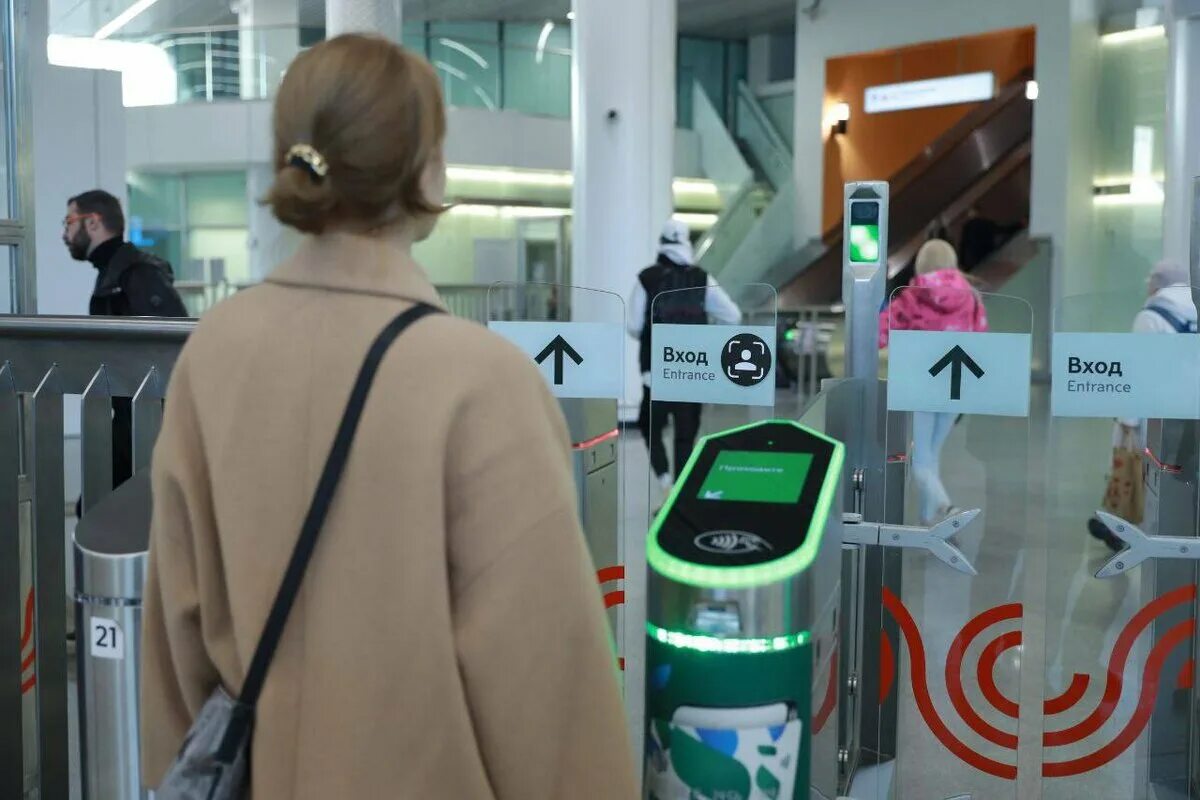 Проезд в метро по биометрии. Турникет в метро. турникеты на станции. старые турникеты в метро. сенсорные турникеты в метрополитене.