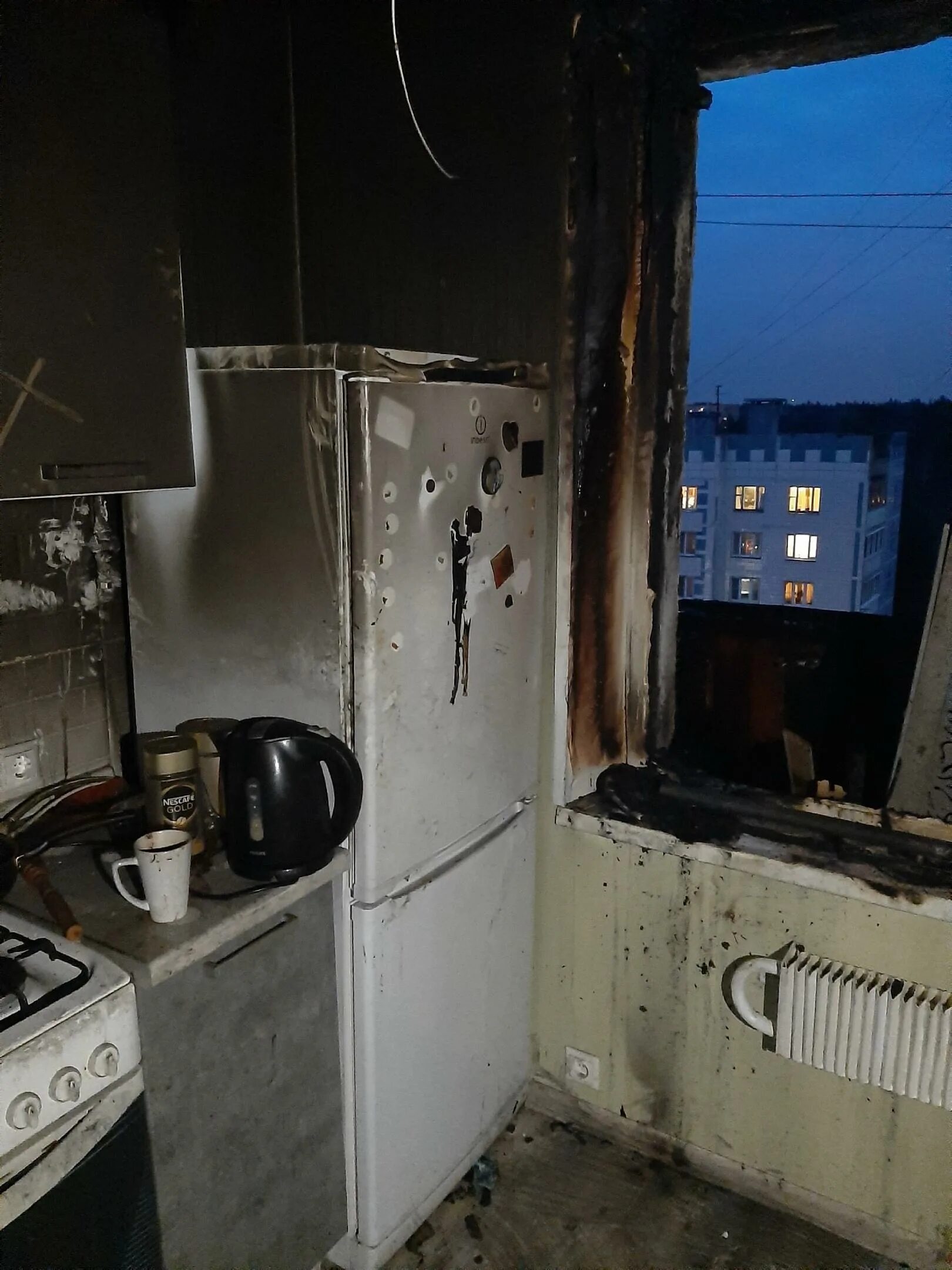 Почему горят квартиры. Сгоревшая квартира внутри. Сгорела кухня в квартире.