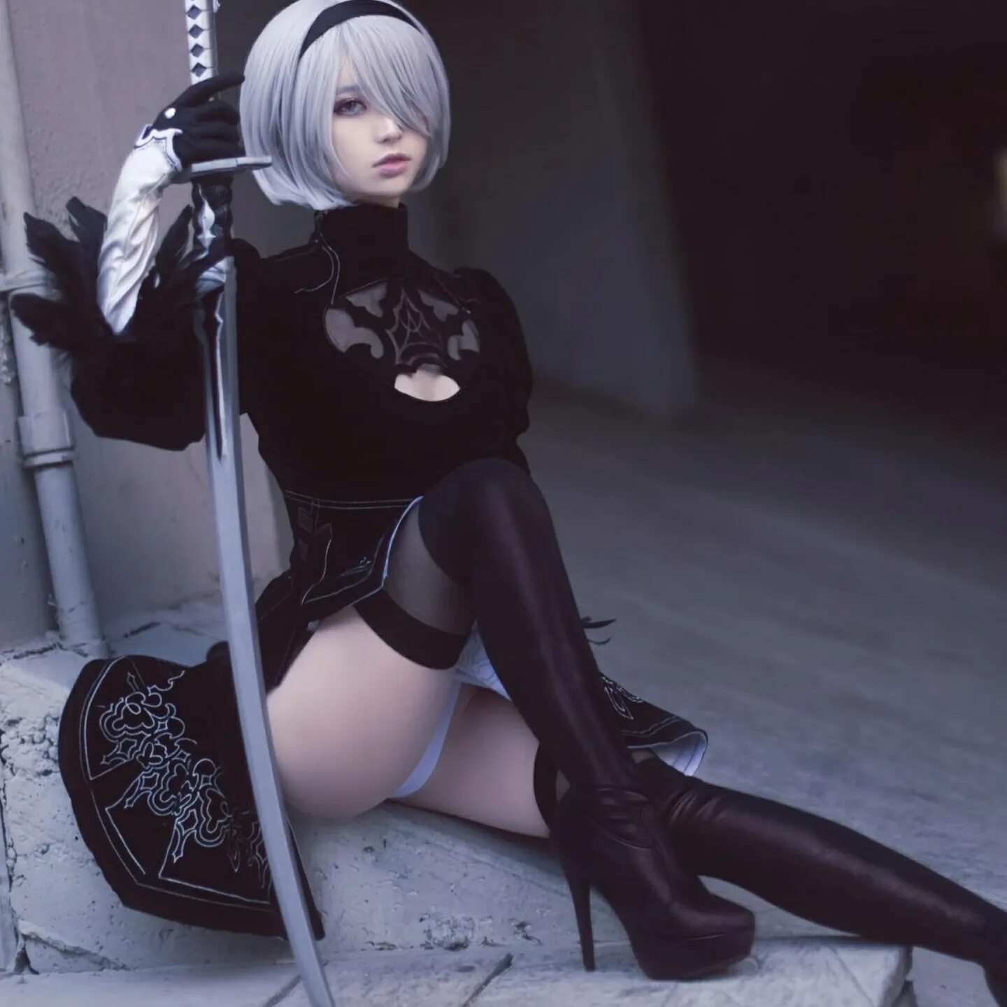 Nier 2b 18. NIER 2b косплей. Ниер автомата 2b. Косплей 2b из NIER Automata. 2б ниер косплей.