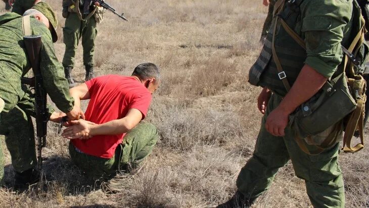 Брянск граница с украиной сегодня последние новости. Нарушитель государственной границы. Задержание нарушителей государственной границы. Пограничники России задержание нарушителя границы.