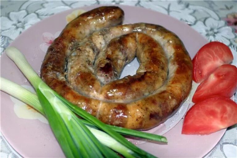 При какой температуре запекать домашнюю колбасу. При какой температуре запекать домашнюю колбасу. Рецепт домашней колбасы. Колбаса в духовке. Колбаса в духовке в домашних.