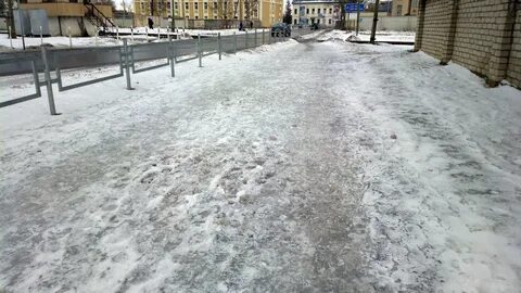 Снег на тротуаре