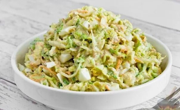 Рыба с капустой салат. Салат с горбушей консервированной и пекинской капустой. Салат рыбный с пекинской капустой. Салат с пекинской капустой и рыбной консервой. Салат из капусты с консервой рыбной.