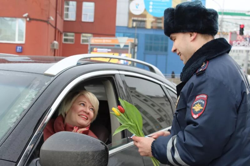 Инспектор ГИБДД Новосибирск. Госавтоинспекция женщины. Инспектор ГИБДД женщина. Гибдд дарит цветы