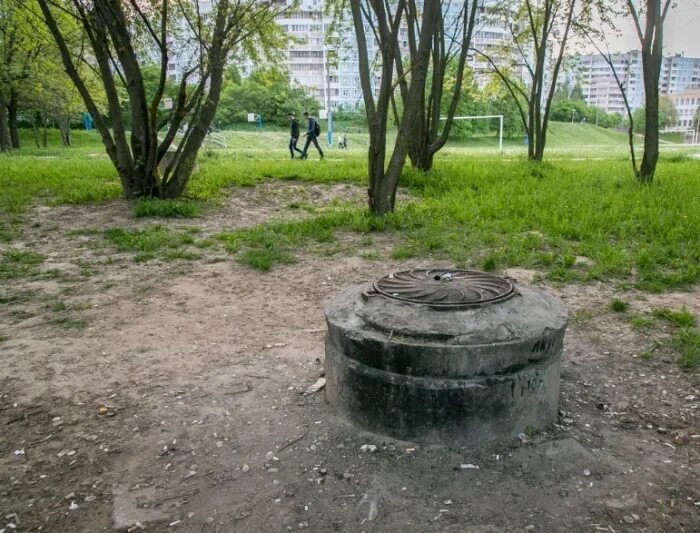 Шахта люка. Двор колодец. Скважина во дворе. Во дворе люк канализации. Водопроводный колодец во дворе.