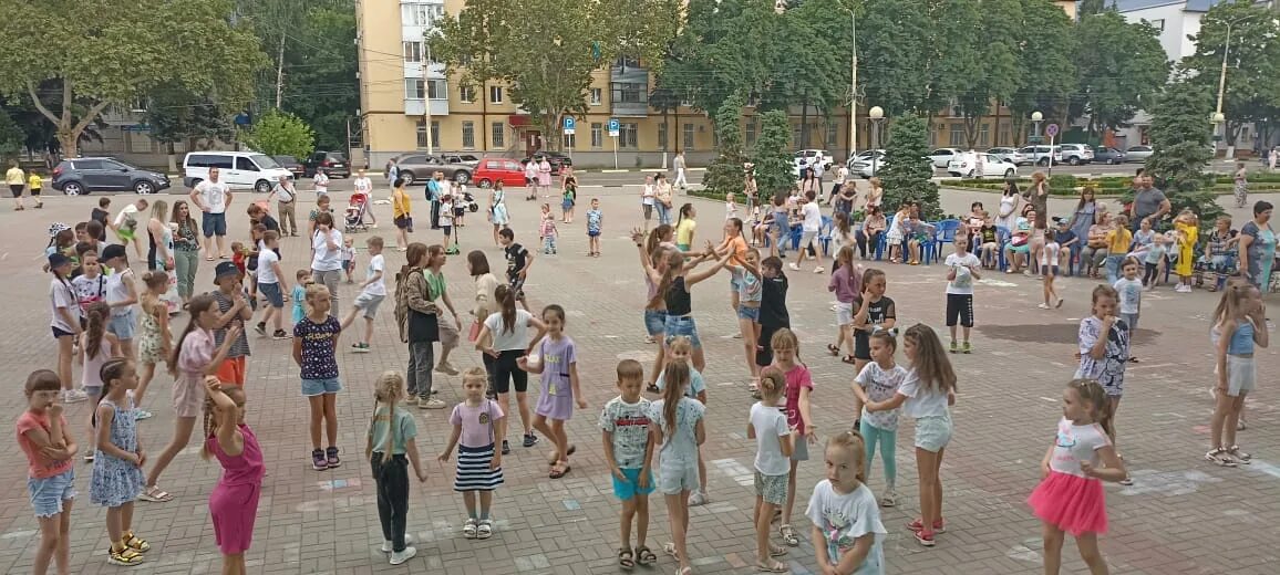 Дети летом в городе. Лето Кропоткин бассейн. ДК Кропоткин 1 июня. Лето в Кропоткин Карусель.