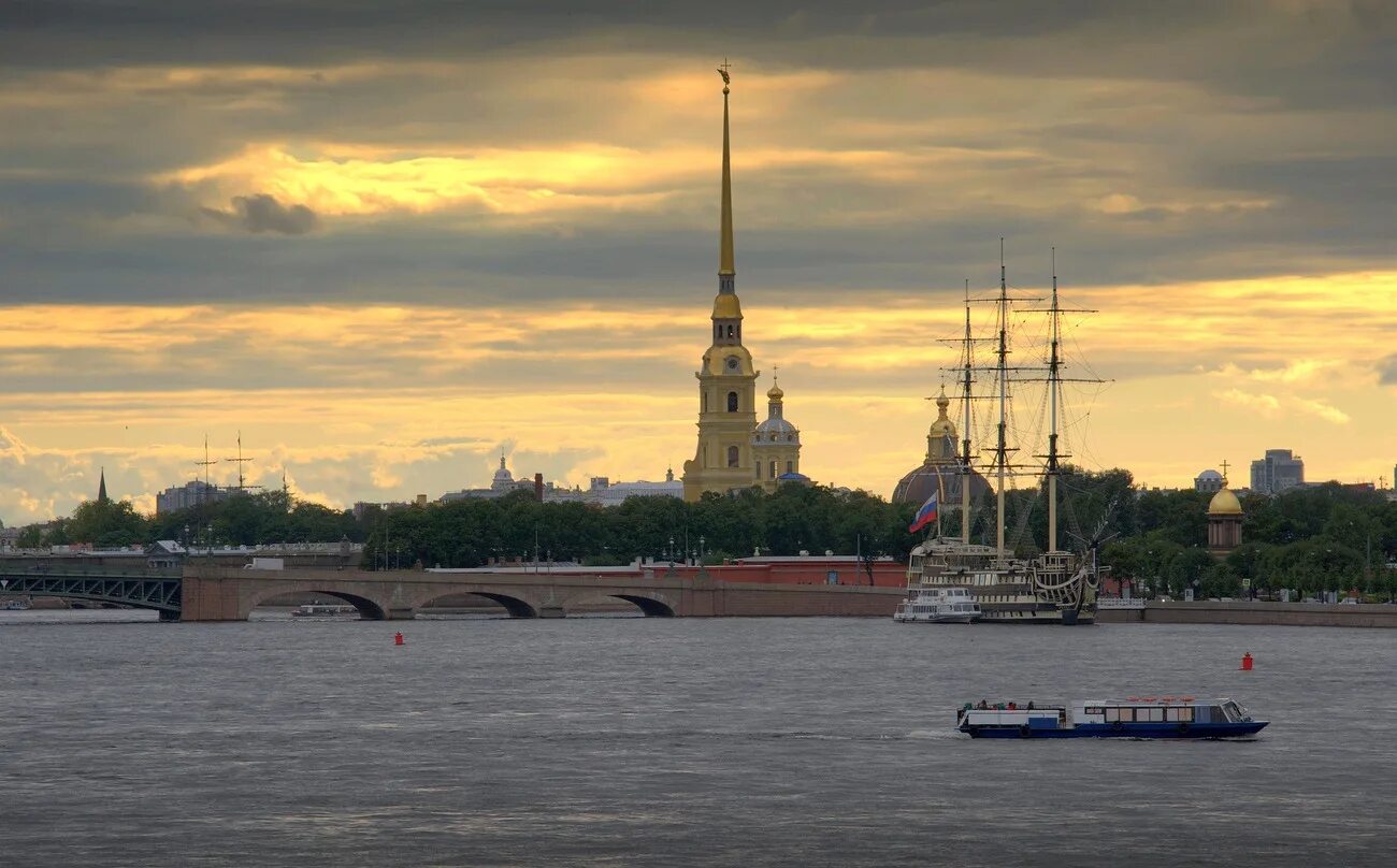 Вечер над Невой. Санкт-Петербург 2015. Петропавловская крепость через мост. Смотрим ру страх над невой