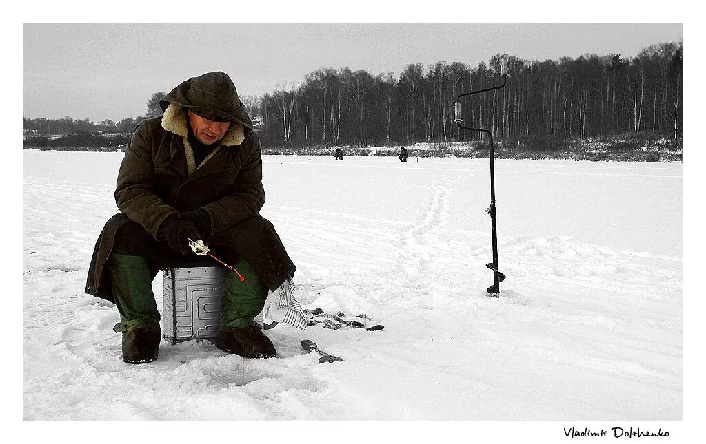 Рыбалка в холодной воде. Рыбалка зимой. Рыбак зимой. Фотосессия зимней рыбалки. Рыбаки на льду.