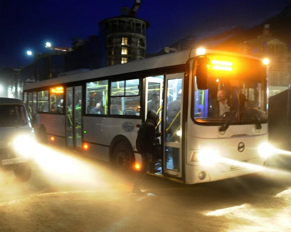 Ходят ли автобусы 2024 года. Автобус ночью. Вечер автобус. Общественный транспорт ночью. Транспорт в городе.