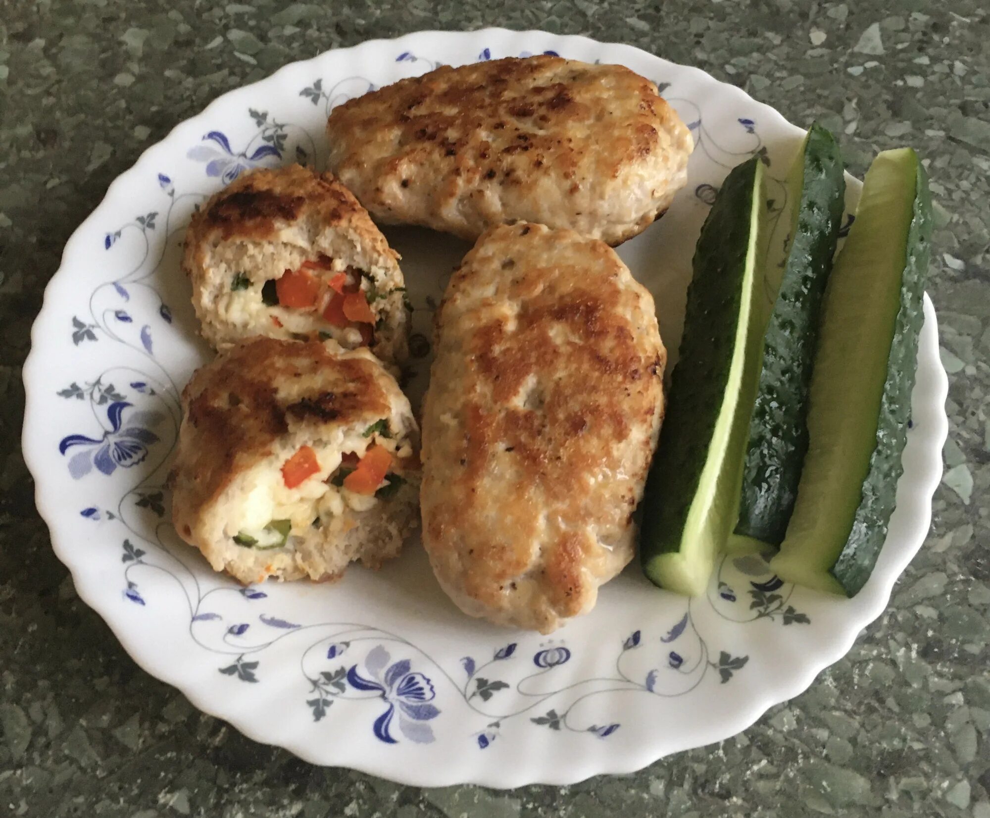 котлеты с сырной начинкой. гречаники - котлеты из гречки. фаршированные котлеты. мясные котлеты с начинкой это. зразы рубленые.