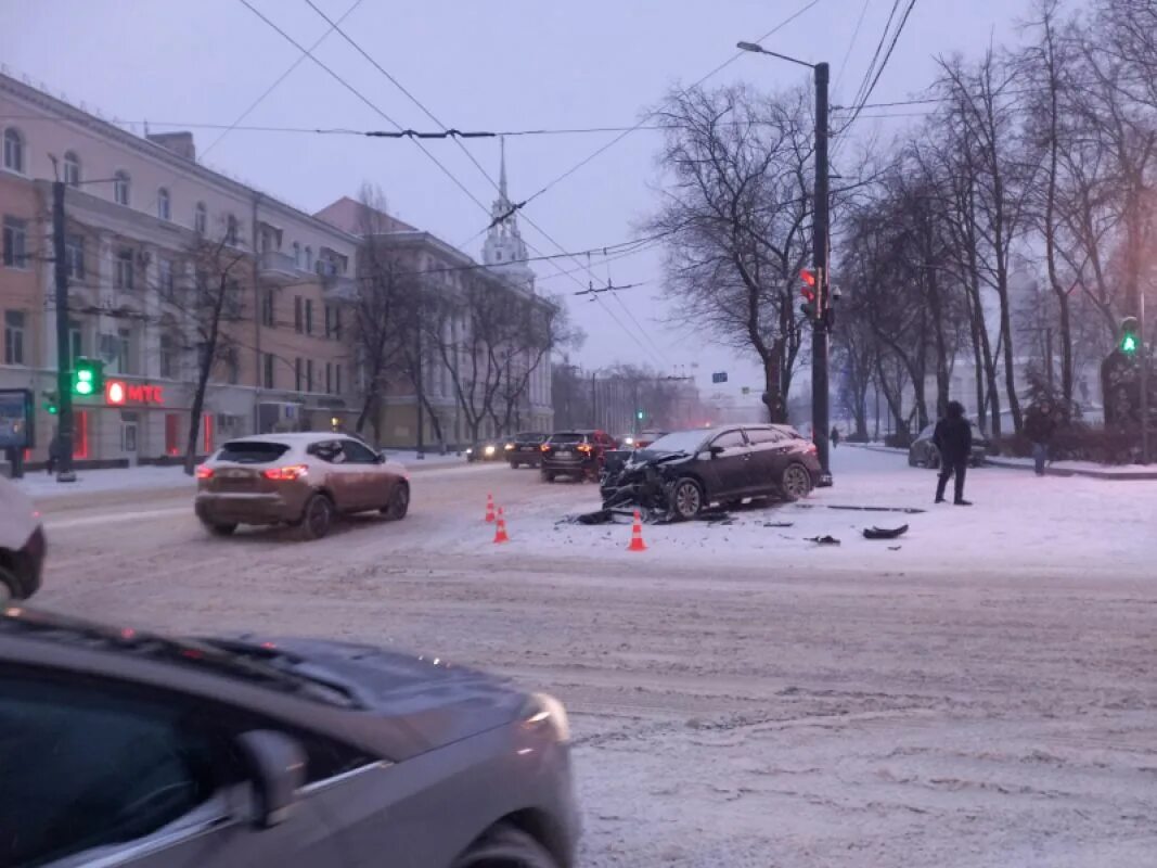 4 декабря воронеж. Аварии в Воронеже 29 декабря Кольцовская улица. Авария в Воронеже сегодня утром. Утренний Воронеж. Авария на Ленина Воронеж.