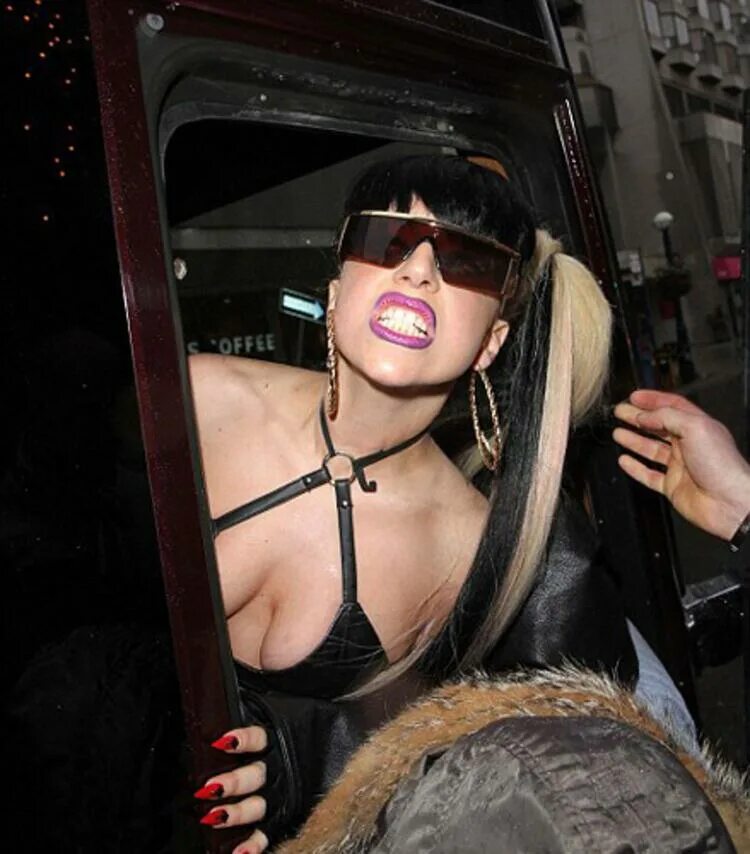 Сиськи Lady Gaga в толпе