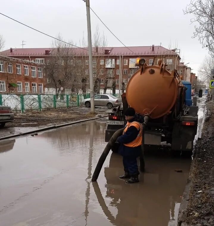 Передача горячей воды омск. Потоп. Паводок. Откачка воды. Паводок фото.