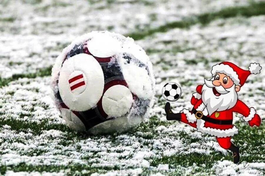 Новый год 2024 футбол. Зимний футбол. Футбол на снегу. Спортивный новый год. Футбольный мяч на снегу.