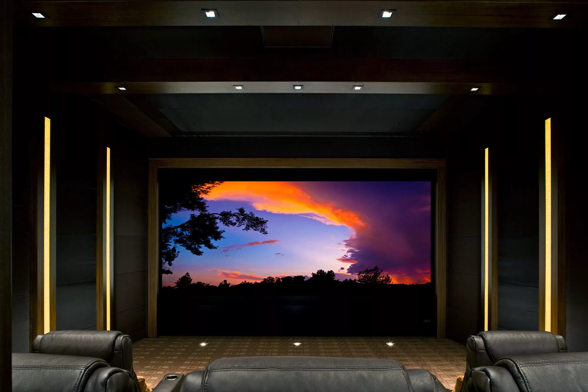 Проектор в домашних условиях. Домашний кинотеатр с проектором и экраном. Комната с проектором. Подсветка для домашнего кинотеатра. Комната с проектором в кинотеатре.