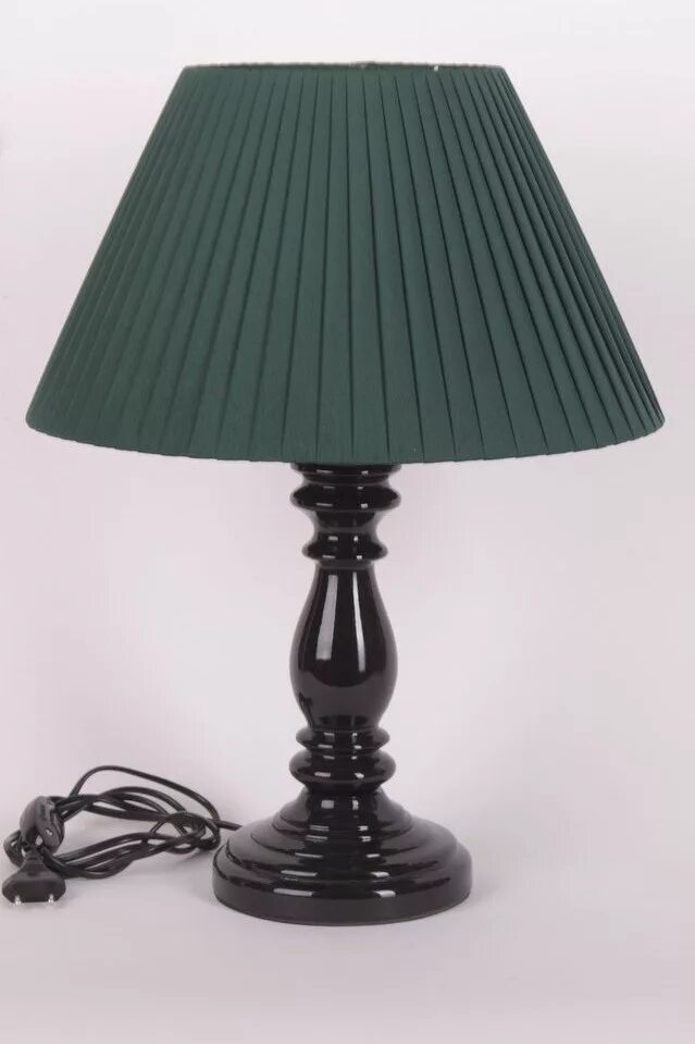 Зеленый абажур. Светильник настольный с абажуром. Настольная лампа темно зеленая. Настольная лампа с зеленым основанием. Интерьерная настольная лампа зеленая.
