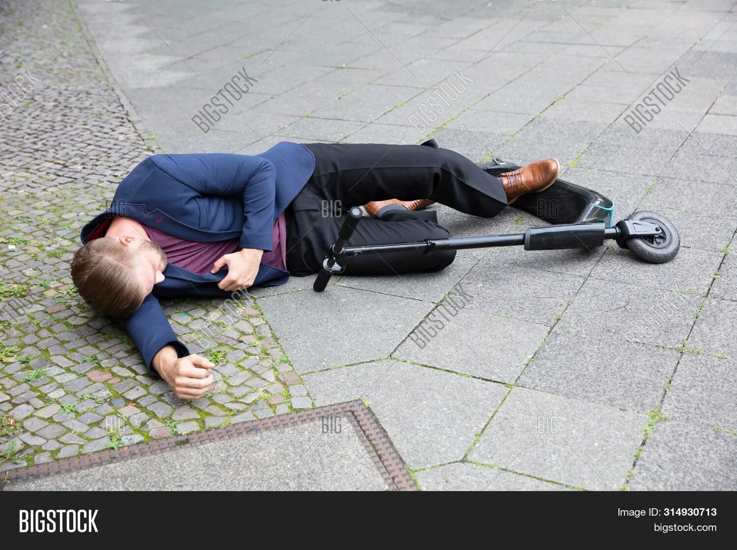Человек лежит без сознания. Парень лежит без сознания. Несчастный случай на улице. Фото несчастного человека. Мужчина лежит без сознания