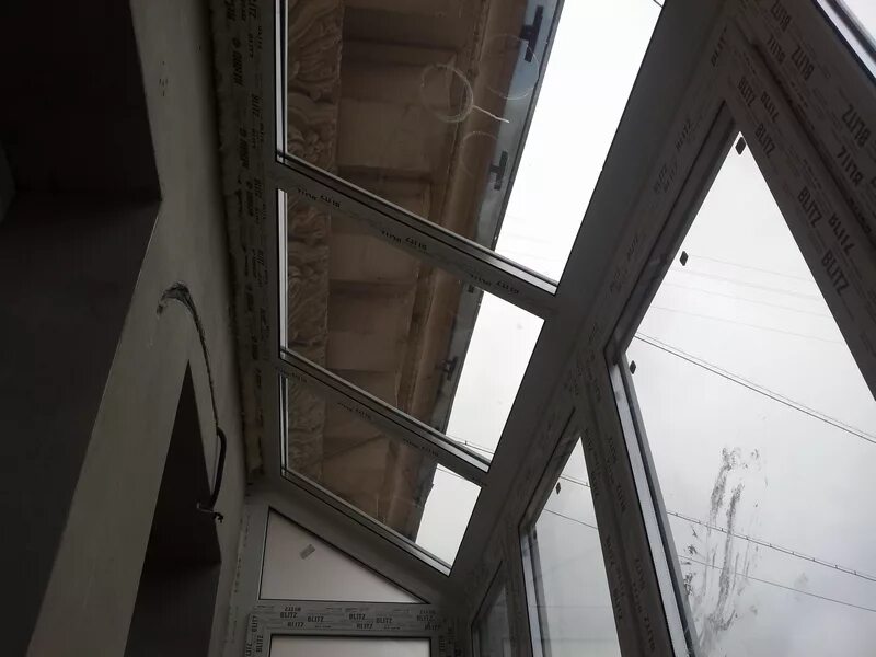 Балкон последний этаж. Остекление балкона на последнем этаже с крышей. балкон 5 этаж.