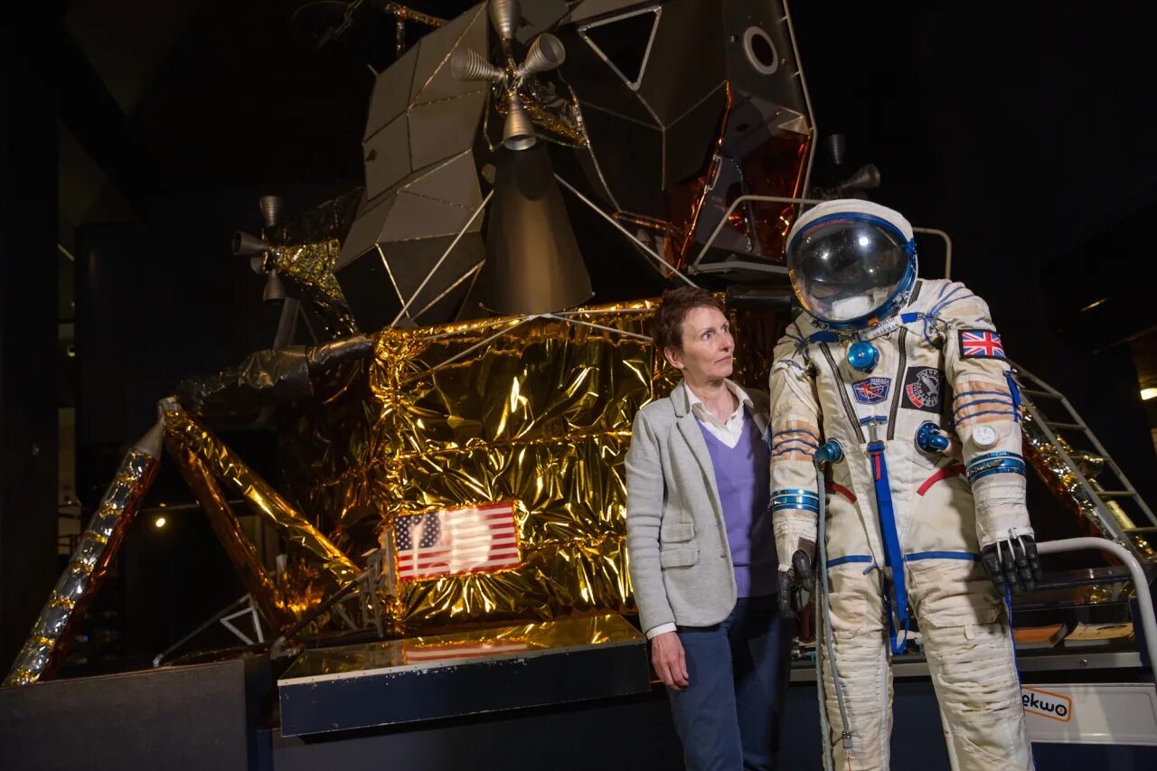 На какую сторону света запускают космические. Хелен Шарман космонавт. Покорителям космоса фото. Британская Космическая программа.