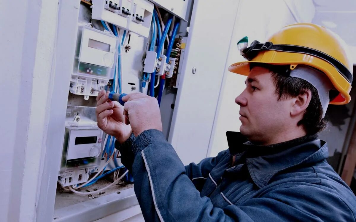 работа электриком в омске свежие